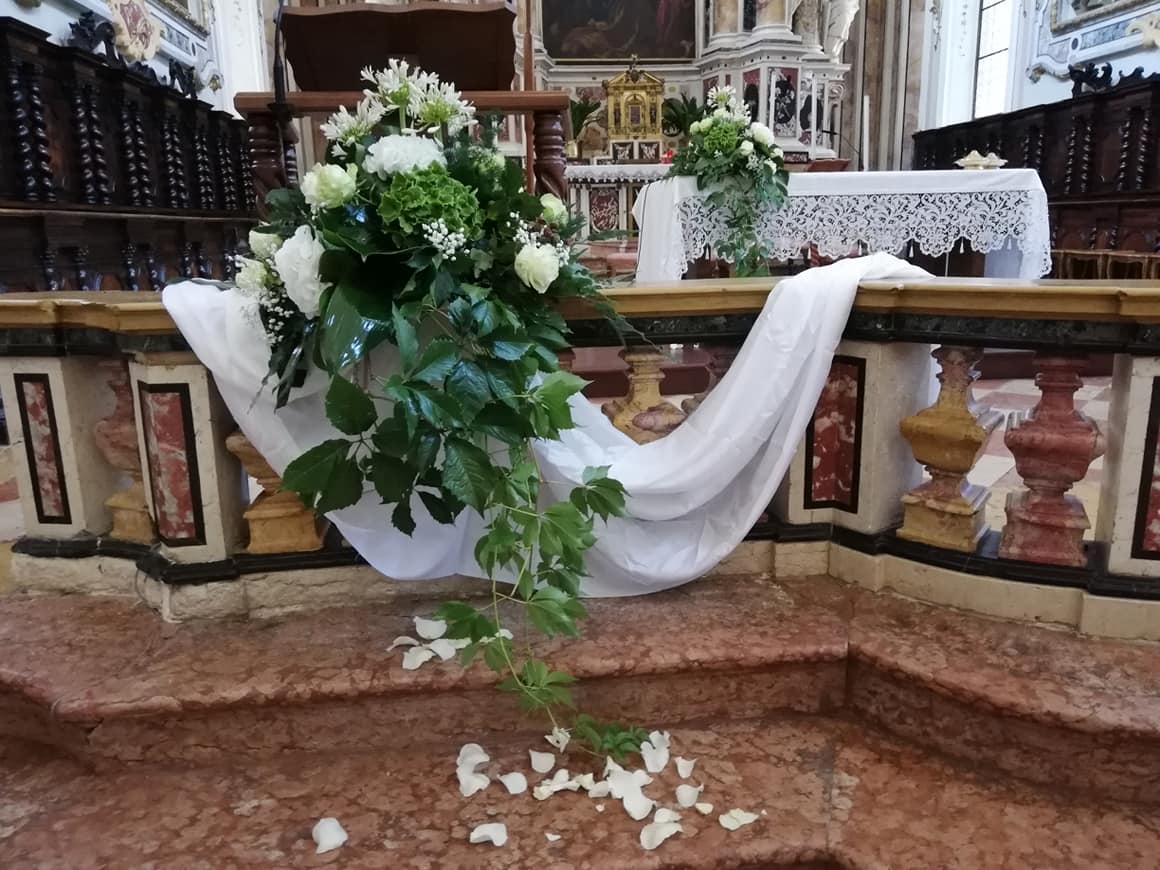 03 Allestimento Matrimonio Composizione Vista Balaustra Ortensie Agapanthus Rose Bianche Fioreria Bruseghini Besenello Trento
